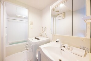 Een badkamer met een bad, een wastafel en een spiegel.