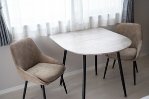 經濟雙床房 | 房內用餐區