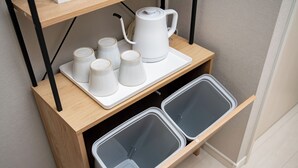 A kitchen area with a wooden countertop, a kettle, and three cups. - SPAZIO 6 Hakata Station (Fukuoka)