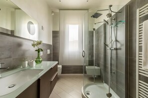 Een douche, een haardroger, handdoeken
