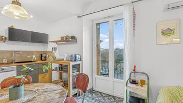 Een koelkast, een microgolfoven, een oven, een kookplaat