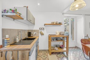 Réfrigérateur, micro-ondes, four, plaque de cuisson