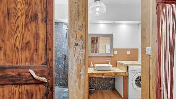 Een douche, handdoeken