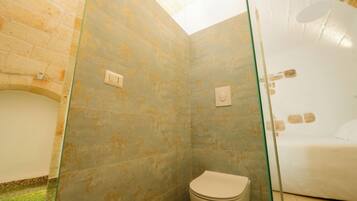 SĂšche-cheveux, serviettes fournies, savon, papier toilette