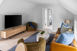 TV, offices - Robin's Nest in Leland (Leland)