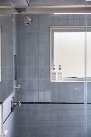 Shower, hair dryer, towels - Robin's Nest in Leland (Leland)