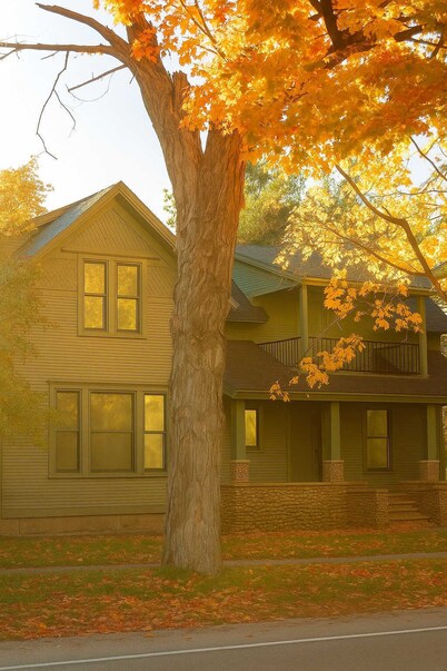 Robin's Nest in Leland