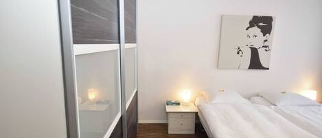 2 bedrooms, desk, iron/ironing board, WiFi