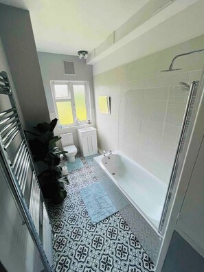 Hair dryer, towels, soap, toilet paper - Stylish Victorian Style Seaside Apartment, close to national park (Eastbourne)