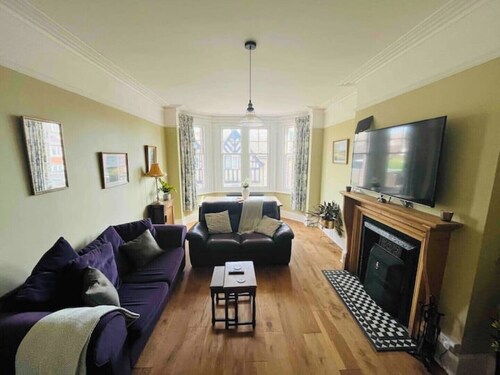 Stylish Victorian Style Seaside Apartment, close to national park