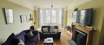 Stylish Victorian Style Seaside Apartment, close to national park