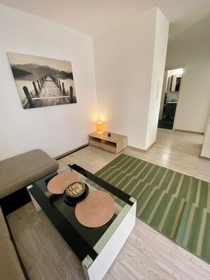 Living area - Elegancki apartament z balkonem na Woli, tylko 10 min do ścisłego centrum (Warszawa)