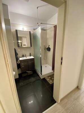 Shower, hair dryer, towels, soap - Elegancki apartament z balkonem na Woli, tylko 10 min do ścisłego centrum (Warszawa)