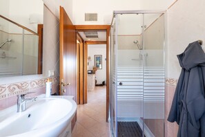 Een douche, een haardroger, handdoeken