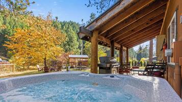 Standard Cabin | Outdoor spa tub