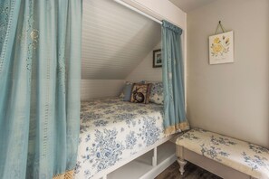 Standard Cabin | Iron/ironing board, free WiFi