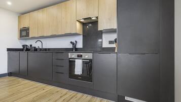 Frigorífico, microondas, horno y placa de cocina