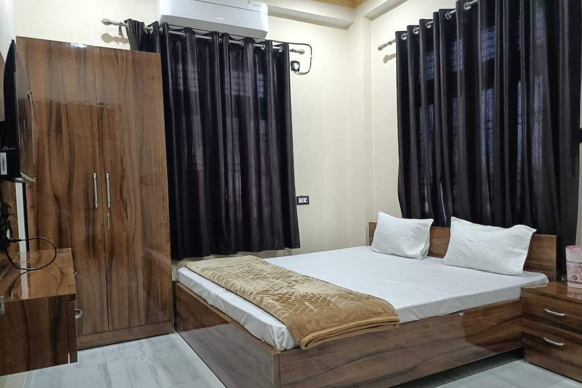 Deluxe Double or Twin Room, Garden View | Desk, laptop workspace, free WiFi