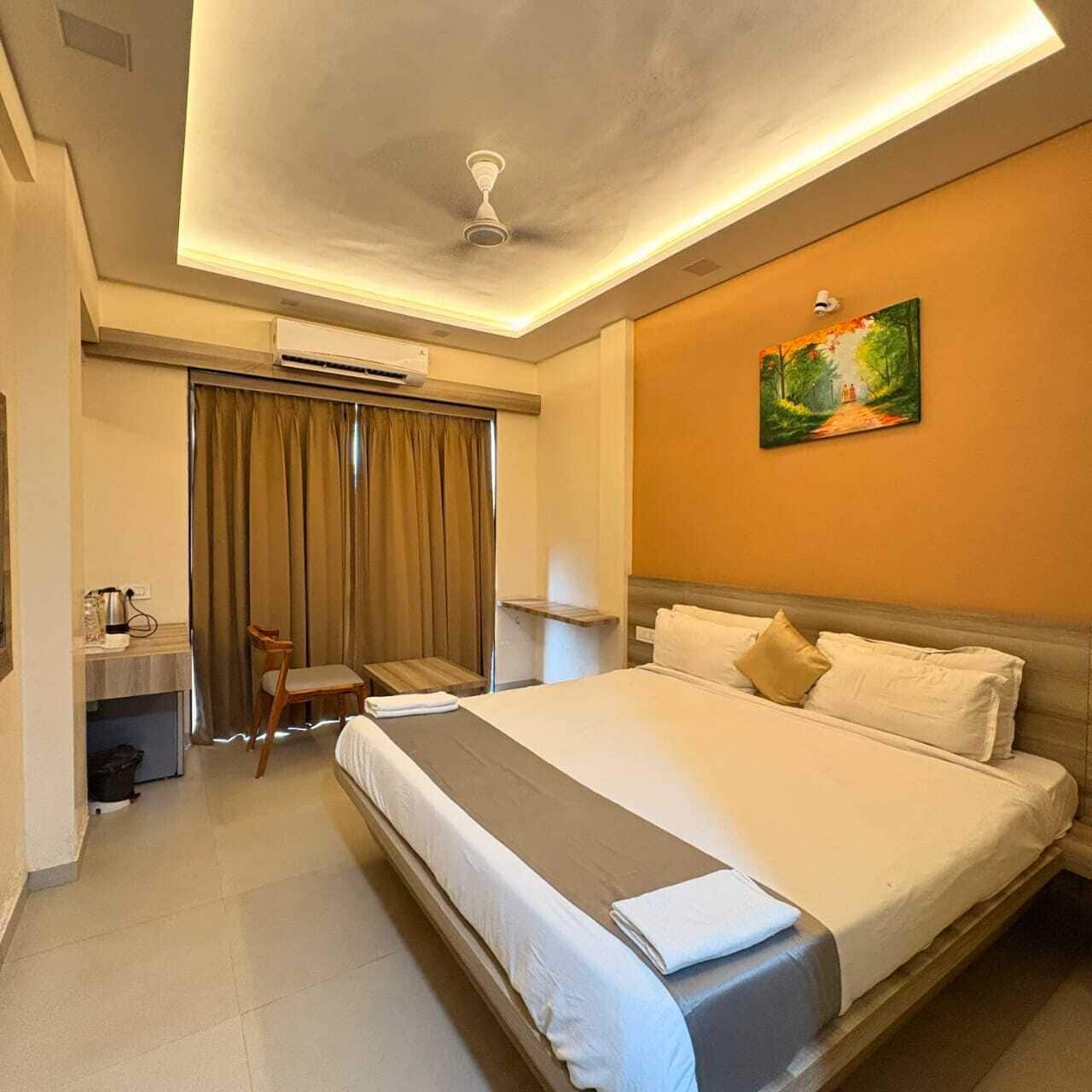 Desk, laptop workspace, free WiFi