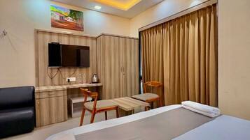 Superior Double Room, Garden View | Desk, laptop workspace, free WiFi