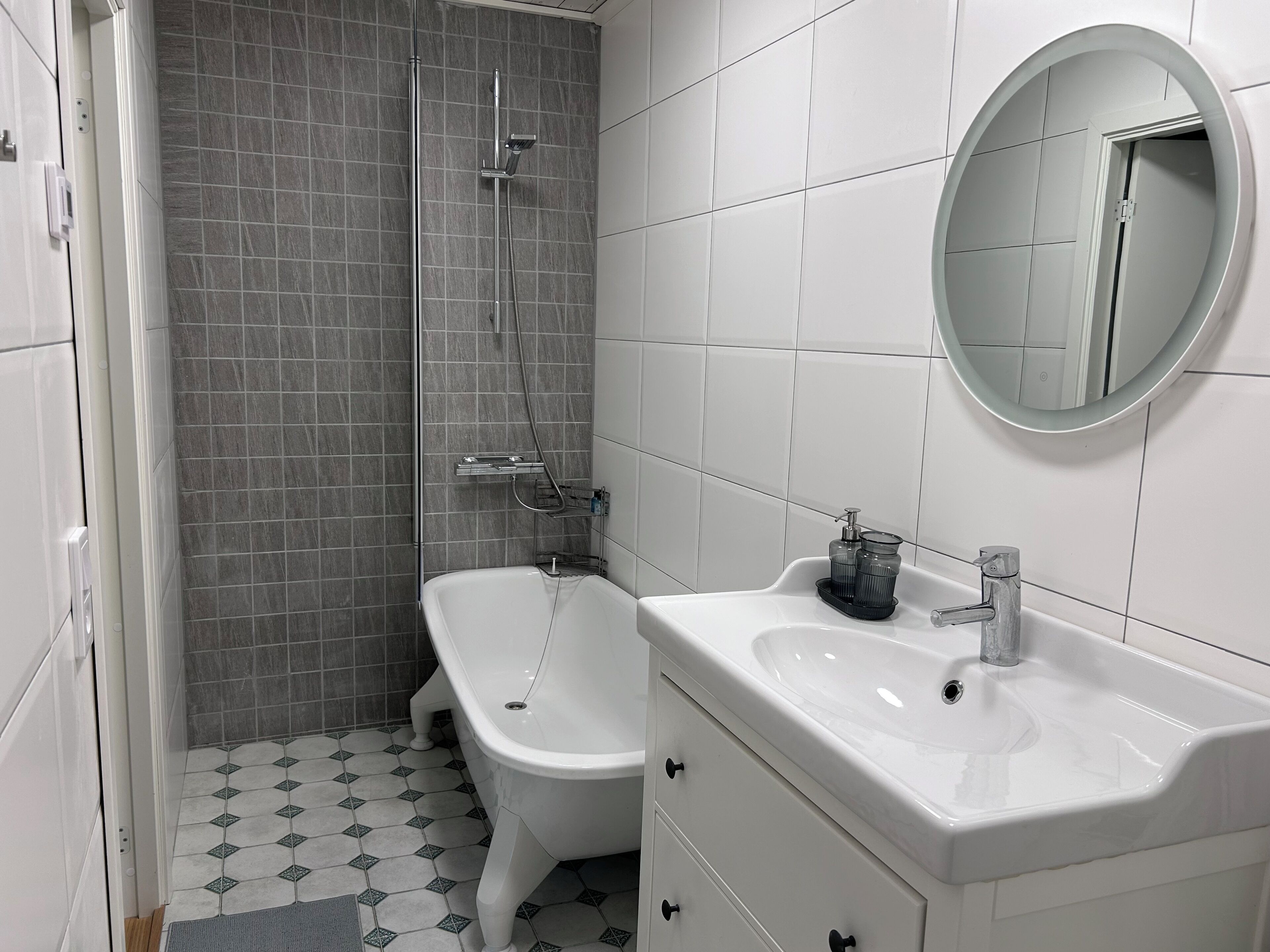 Serviettes fournies, papier toilette
