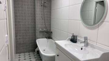 Serviettes fournies, papier toilette