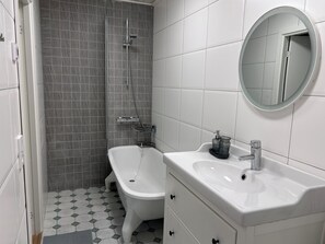 Serviettes fournies, papier toilette