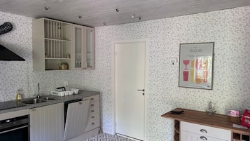 Microondas, horno, placa de cocina y lavavajillas