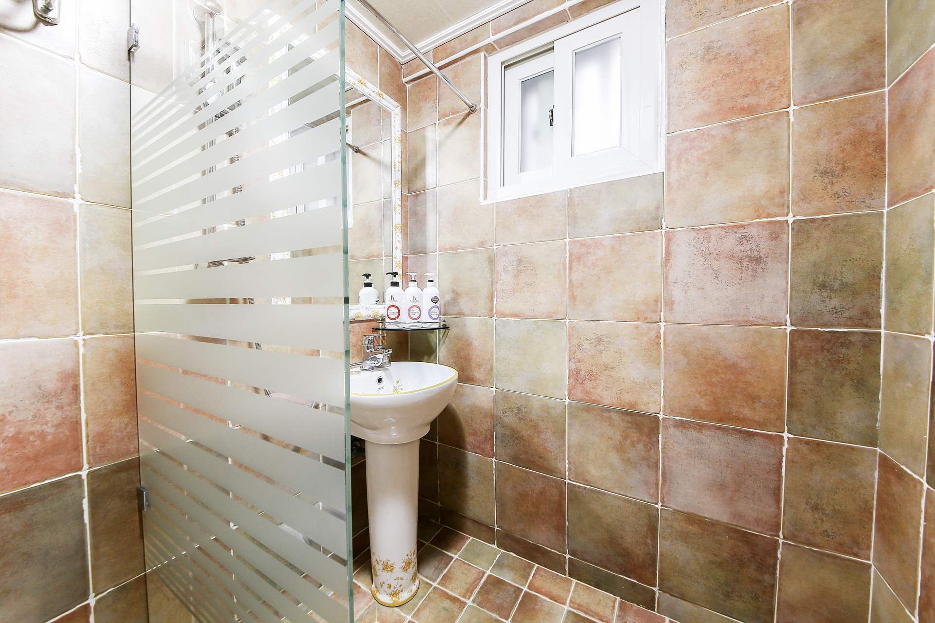 Habitación doble | Baño | Regadera, secadora de cabello, pantuflas, jabón 