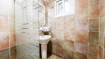 Habitación doble | Baño | Regadera, secadora de cabello, pantuflas, jabón