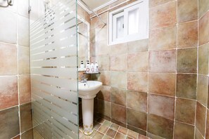 Double Room | Bilik Mandi | Pancuran mandi, pengering rambut, selipar, sabun 