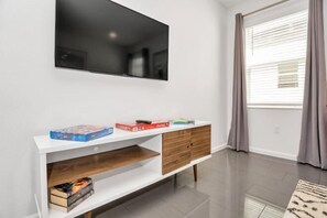 Room - Stunning Bright Family Home Sleeps 25 BL102 (Kissimmee)