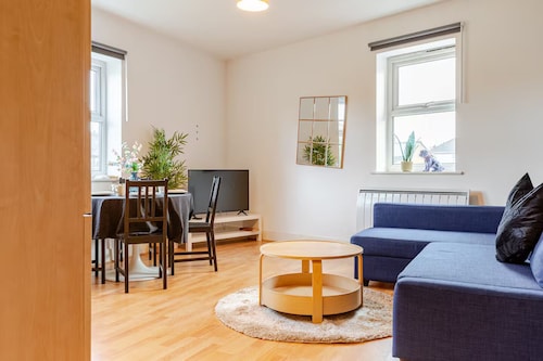 Cozy Urban Escape | Steps from Wimbledon Station