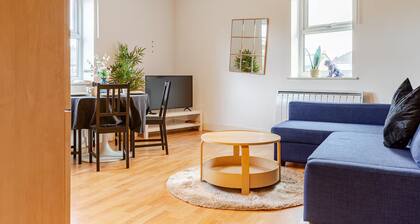 Cozy Urban Escape | Steps from Wimbledon Station