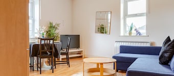 Cozy Urban Escape | Steps from Wimbledon Station