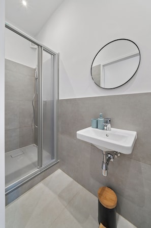 Dusche, kostenlose Toilettenartikel, Haartrockner, Handtücher