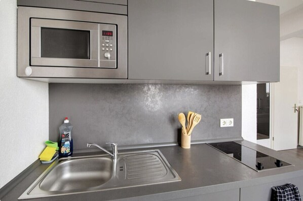 Mikrowelle, Ofen, Wasserkocher mit Kaffee-/Teezubehör, Toaster