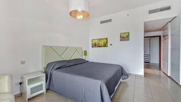 Appartement, 1 slaapkamer, balkon, uitzicht op rivier | Een strijkplank/strijkijzer, gratis wifi