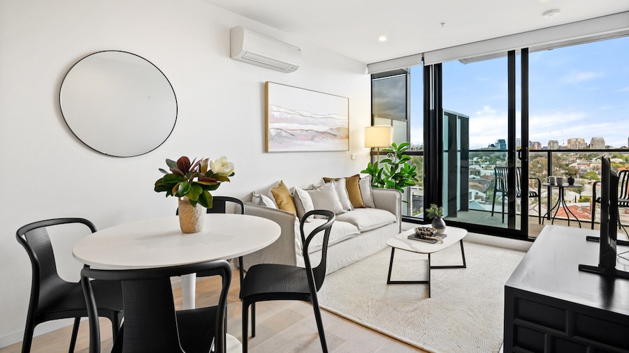 South Yarra Stay With Balcony Views