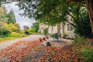 Outdoor dining - Stunning 8-Bedroom Home in Painswick (Painswick)