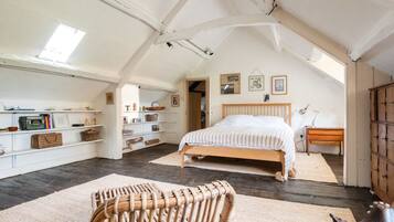 8 bedrooms, desk, iron/ironing board, WiFi