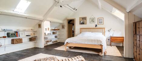 8 bedrooms, desk, iron/ironing board, WiFi