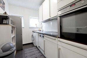 Een oven, een koffiezetapparaat/waterkoker, een broodrooster
