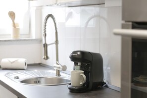 Een oven, een koffiezetapparaat/waterkoker, een broodrooster