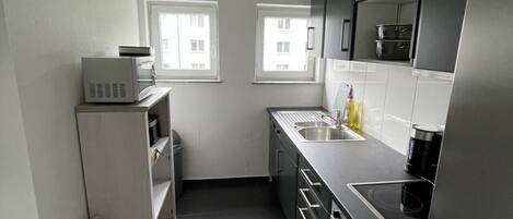 Uuni, kahvin-/teenkeitin, leivänpaahdin