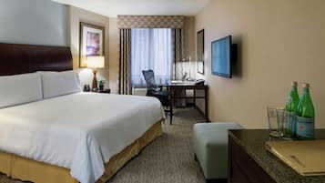 Escritorio, tabla de planchar con plancha, wifi y ropa de cama