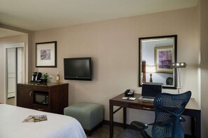 Desk, iron/ironing board, WiFi, bed sheets