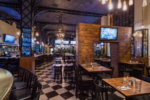Bar (on property) - Close to Little Italy + On-site Restaurant & Bar (New York)