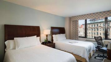 Escritorio, tabla de planchar con plancha, wifi y ropa de cama