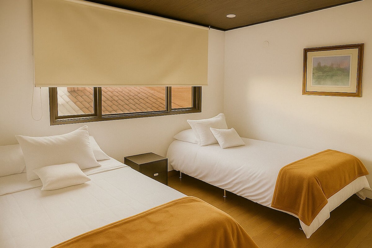 Phòng tiện nghi đơn giản, quang cảnh thành phố | Bàn, khu vực làm việc phù hợp cho laptop 